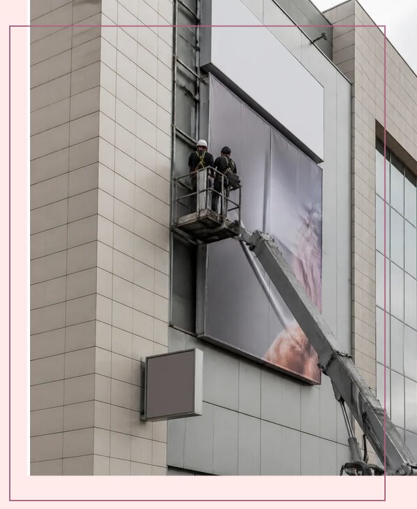 Изготовление и монтаж рекламы на фасаде ТЦ в Чусовой